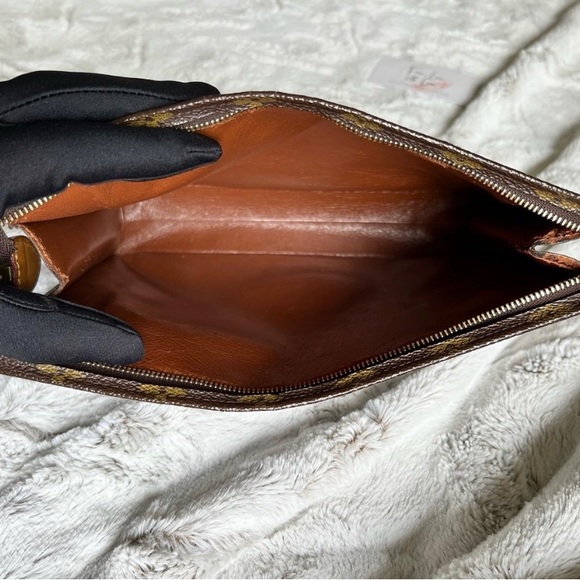 Authentic Louis Vuitton monogram toiletry  26 pouch - Picture 5 of 7